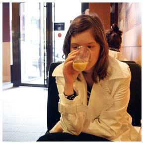 Alexandra på Starbucks - © 2007 Jonas Håkansson